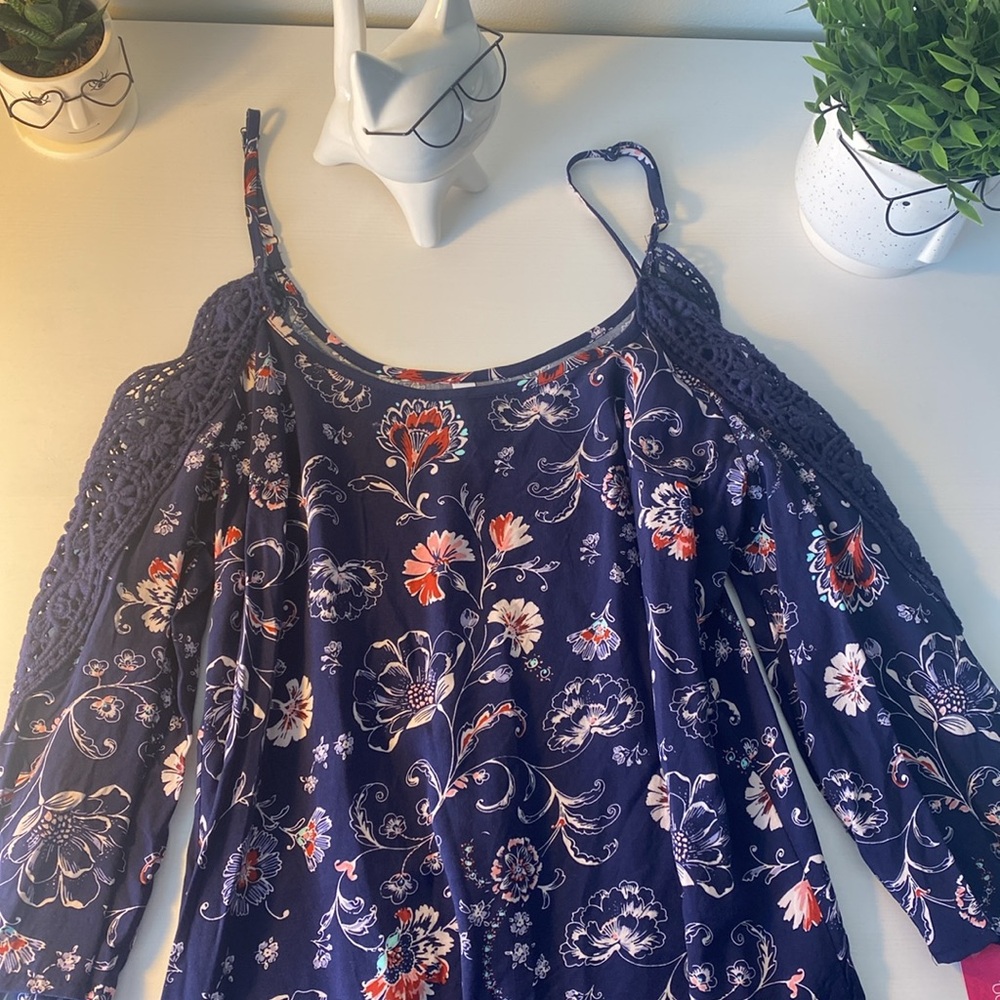 Xhiliration floral navy blue off the shoulder sleeve blouse